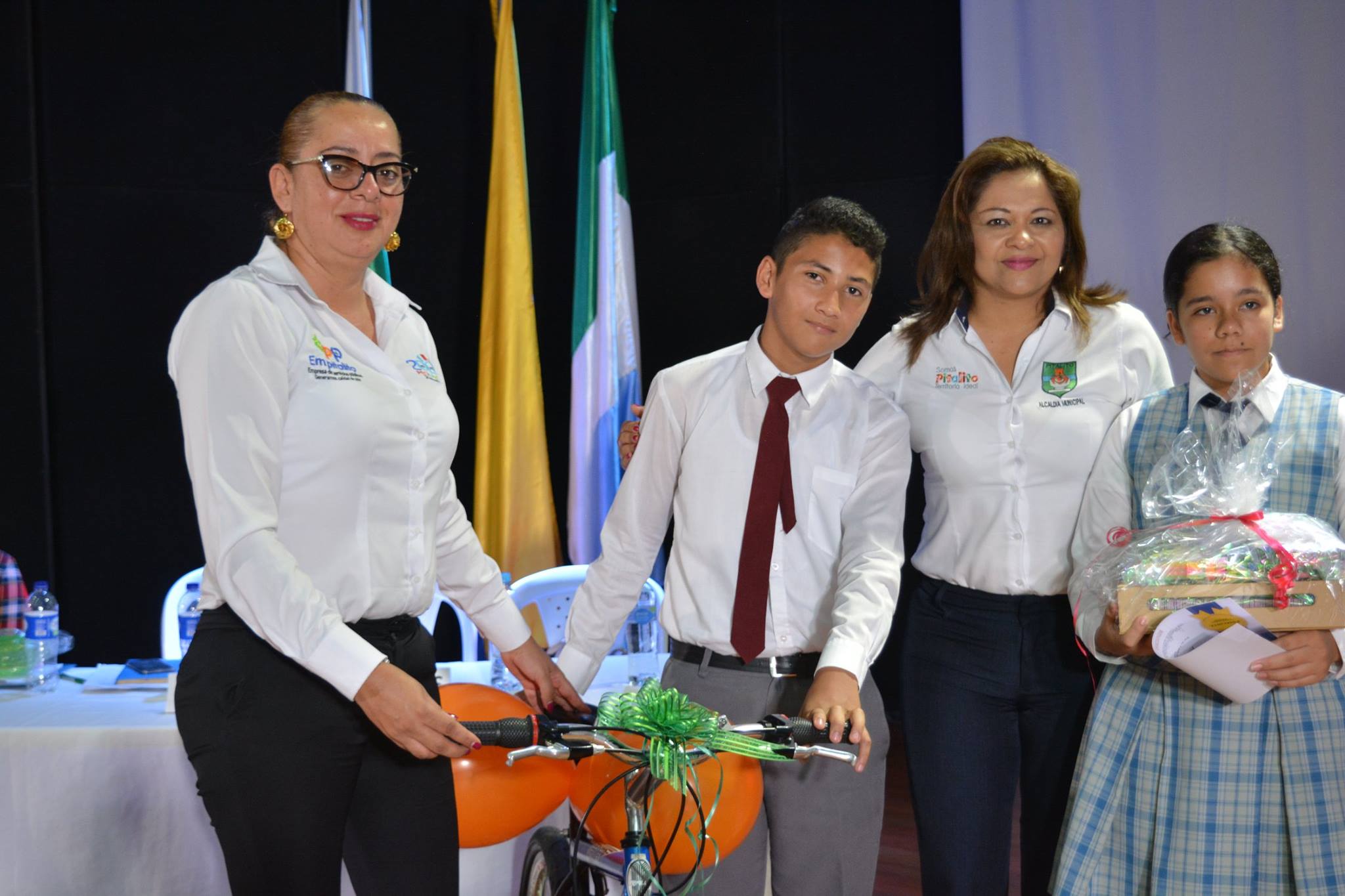 Los ganadores del concurso recibieron un kit de lectura y una bicicleta.